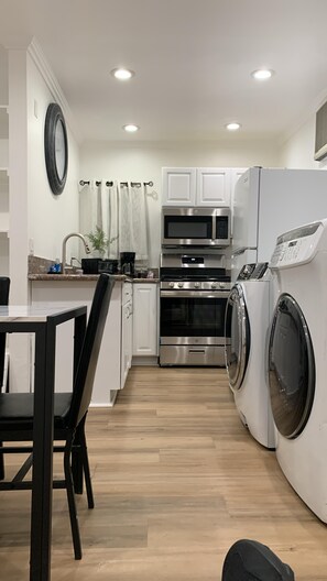 Een koelkast, een magnetron, een oven, een kookplaat