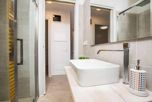 Douche, sèche-cheveux, bidet, serviettes fournies