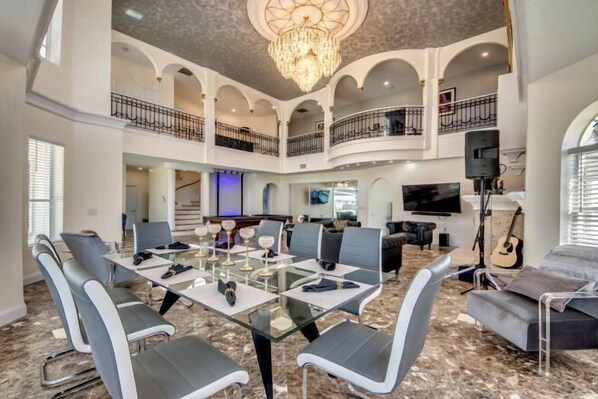 Room - Golden Globe - luxury on the canal with pool/spa (Cape Coral)