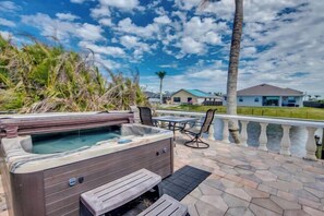 Room - Golden Globe - luxury on the canal with pool/spa (Cape Coral)