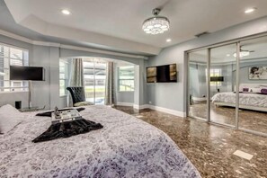 Room - Golden Globe - luxury on the canal with pool/spa (Cape Coral)