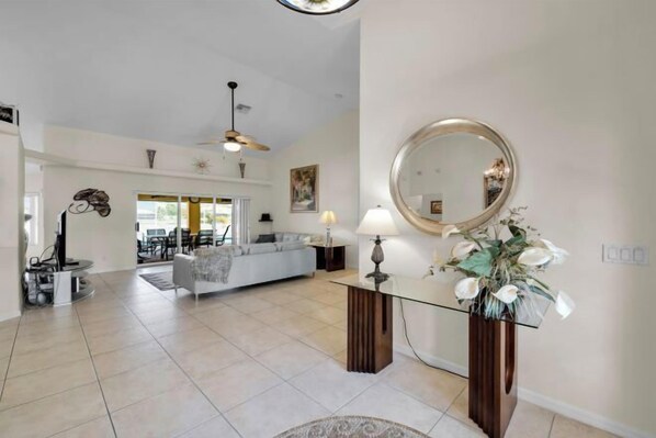 Room - Casa de La Vista – Pool & Spa with lakefront view (Cape Coral)