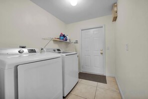 Unclassified image, 5 of 10, button - Casa de La Vista – Pool & Spa with lakefront view (Cape Coral)