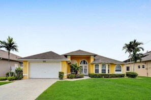 Exterior - Casa de La Vista – Pool & Spa with lakefront view (Cape Coral)
