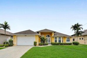 Unclassified image, 4 of 10, button - Casa de La Vista – Pool & Spa with lakefront view (Cape Coral)