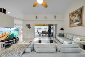 Room - Casa de La Vista – Pool & Spa with lakefront view (Cape Coral)