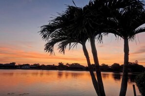 Unclassified image, 2 of 10, button - Casa de La Vista – Pool & Spa with lakefront view (Cape Coral)