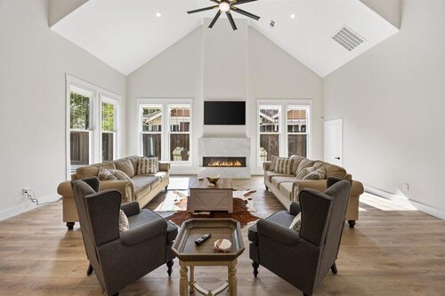 Brand New 5BR Modern Villa Sleeps 14 at the Heart of Dallas Downtown / Uptown