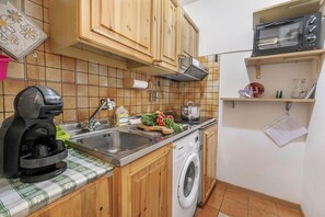 Fridge, oven, stovetop, coffee/tea maker - Appartamento La Selva Incantata, Sauze d'Oulx, Italy (Sauze d'Oulx)