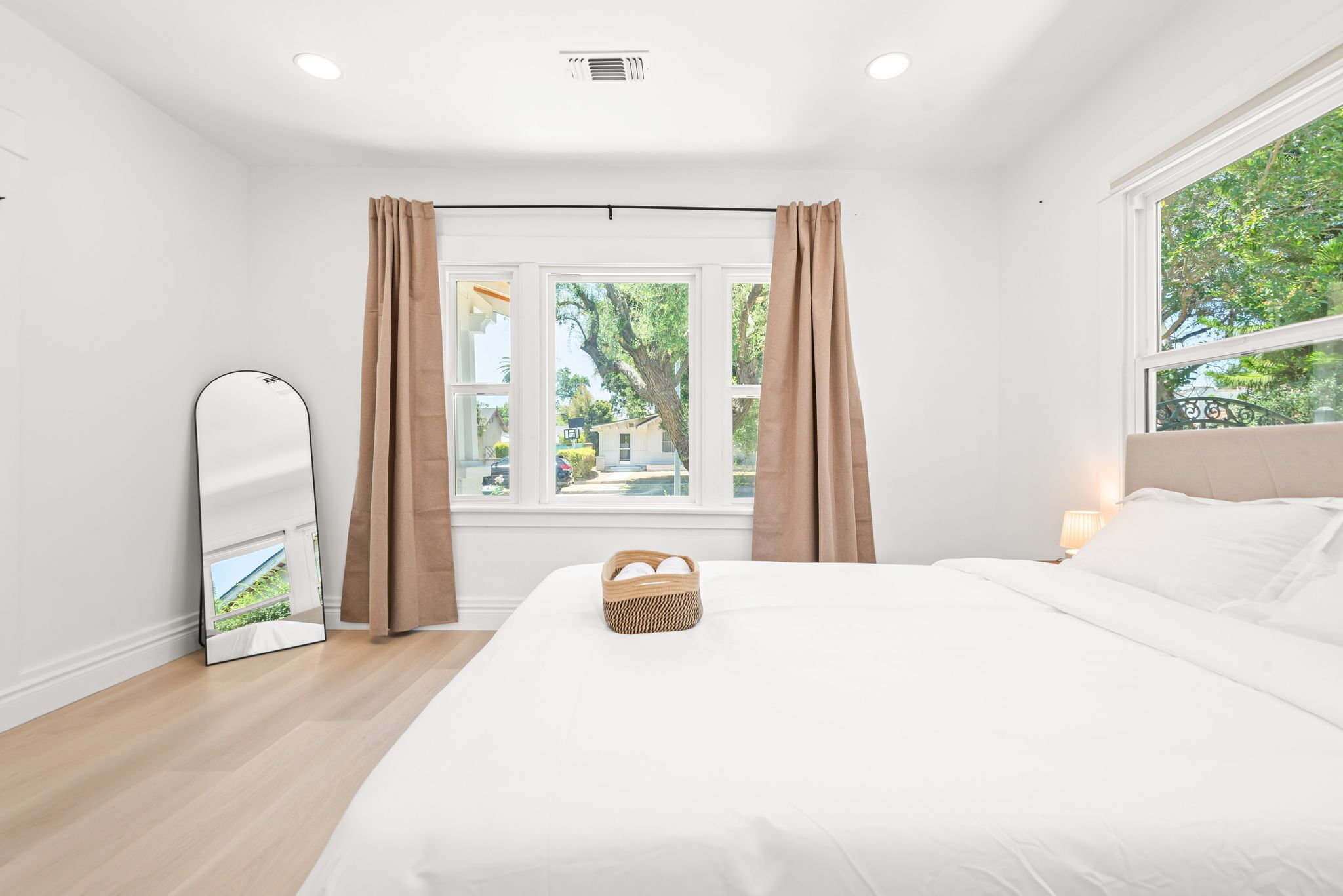 3 bedrooms, desk, iron/ironing board, travel crib