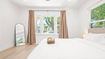 3 bedrooms, desk, iron/ironing board, travel crib