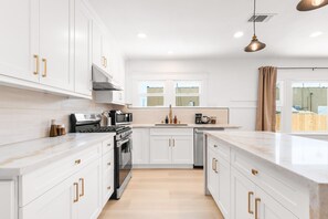Fridge, microwave, oven, stovetop - Awesome 3-bedroom house with AC in charming Alhambra (Alhambra)
