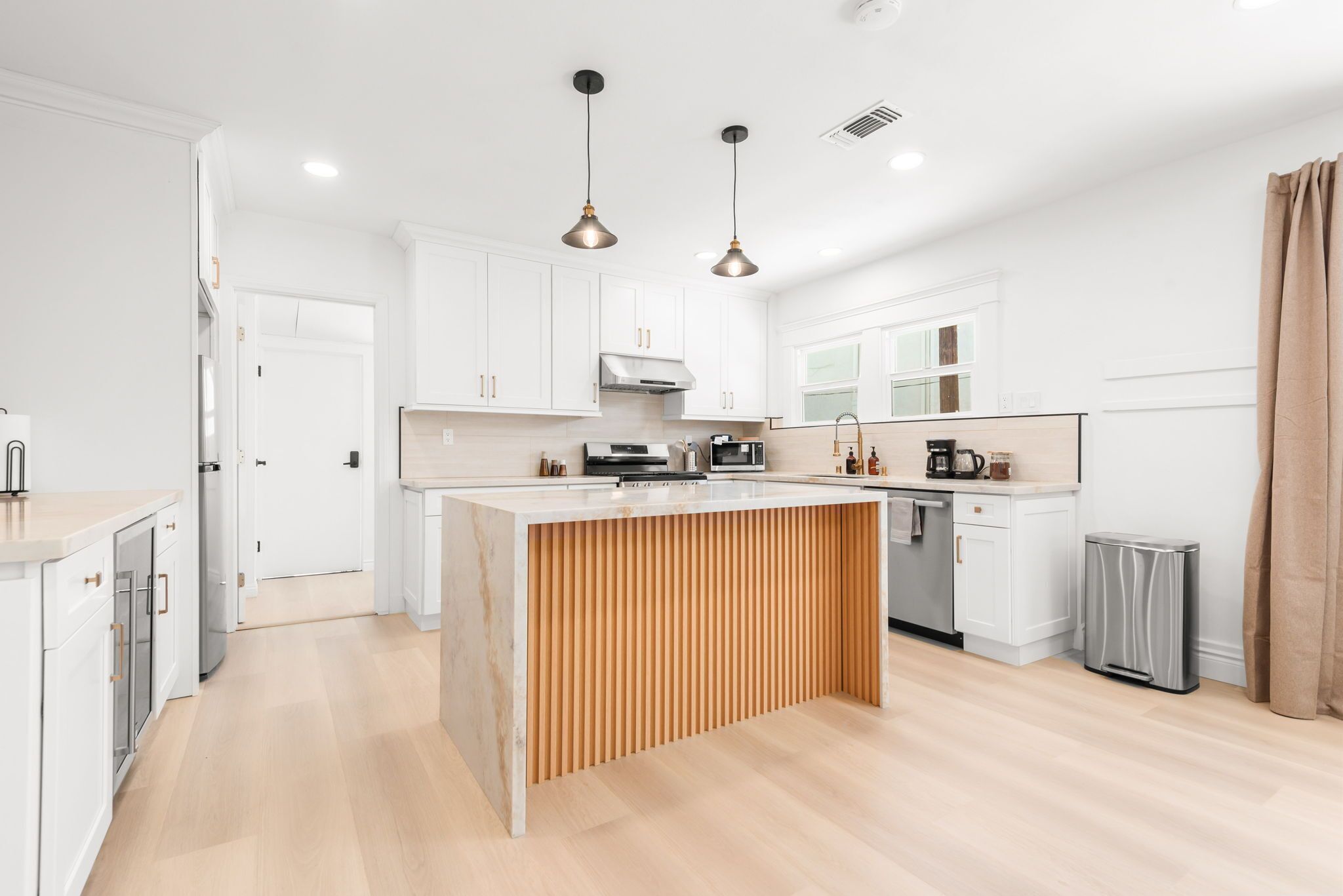 Kylskåp, mikrovågsugn, ugn och spishäll