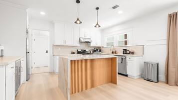 Kylskåp, mikrovågsugn, ugn och spishäll