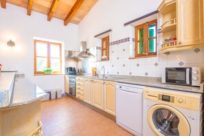 Fridge, microwave, oven, stovetop - CALDERITX - Beautiful country house with private pool - Free WiFi (Ariany)