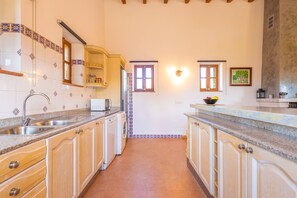 Fridge, microwave, oven, stovetop - CALDERITX - Beautiful country house with private pool - Free WiFi (Ariany)