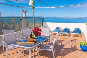 Outdoor dining - BRISA MARINA - Modern seafront apartment in Colònia de Sant Pere - Free Wi-Fi (Artà)