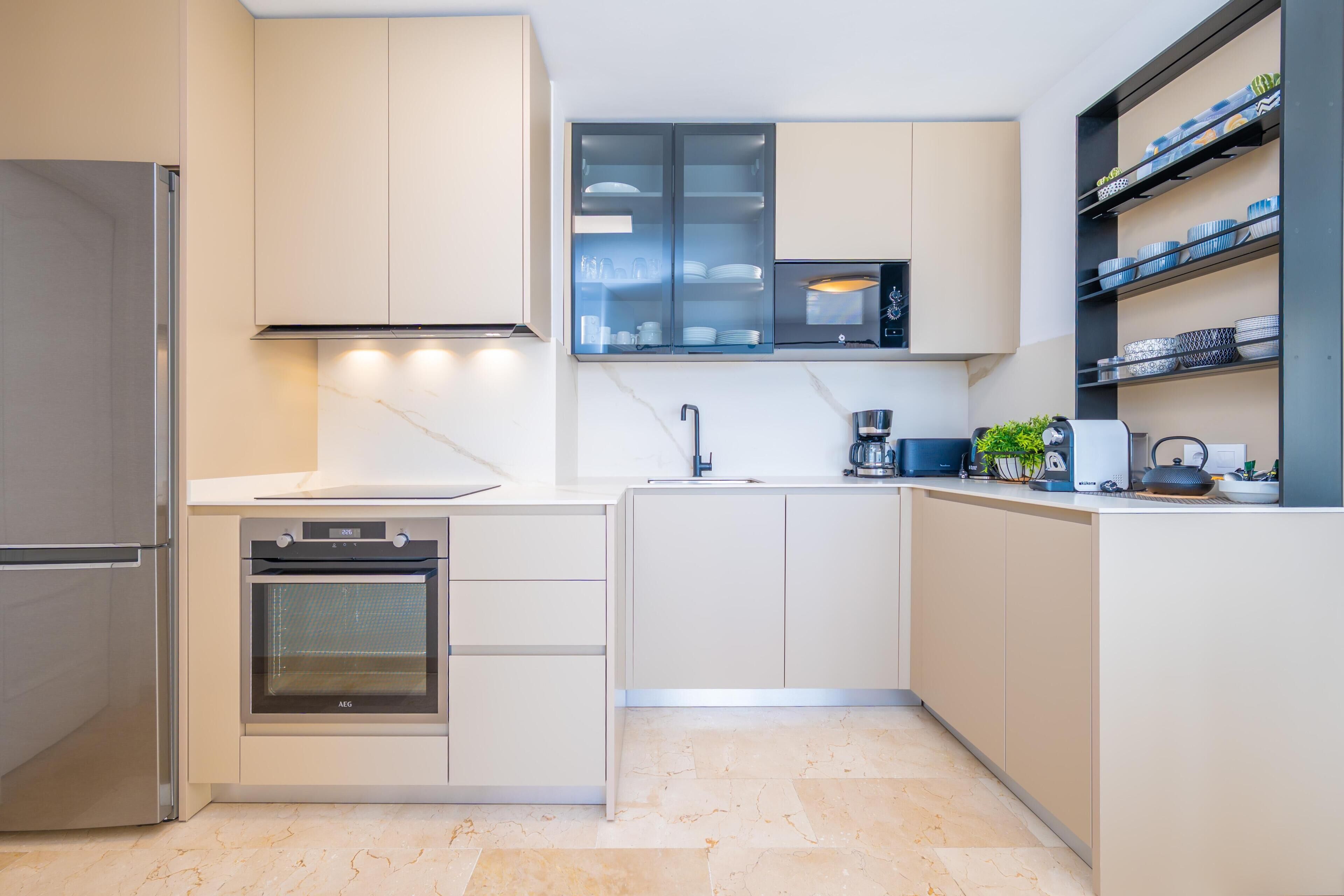Frigorifero, microonde, forno, piano cottura