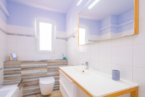 Suihku, hiustenkuivaaja, pyyhkeet