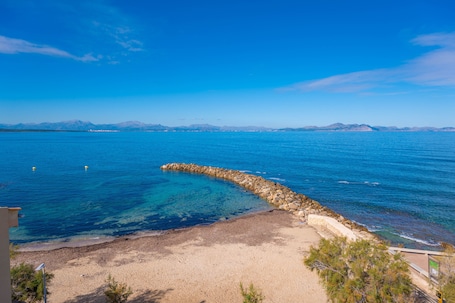 Am Strand. BRISA MARINA - Modernes Apartment direkt am Meer in Colònia de Sant Pere – Kostenloses