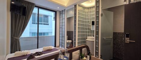 Superior Room, Balcony | City view
