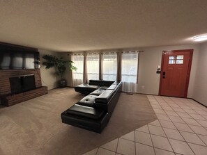 Smart TV - The Staycation With Indoor Pool & Hot Tub, Sleeps 16. (Kennewick)