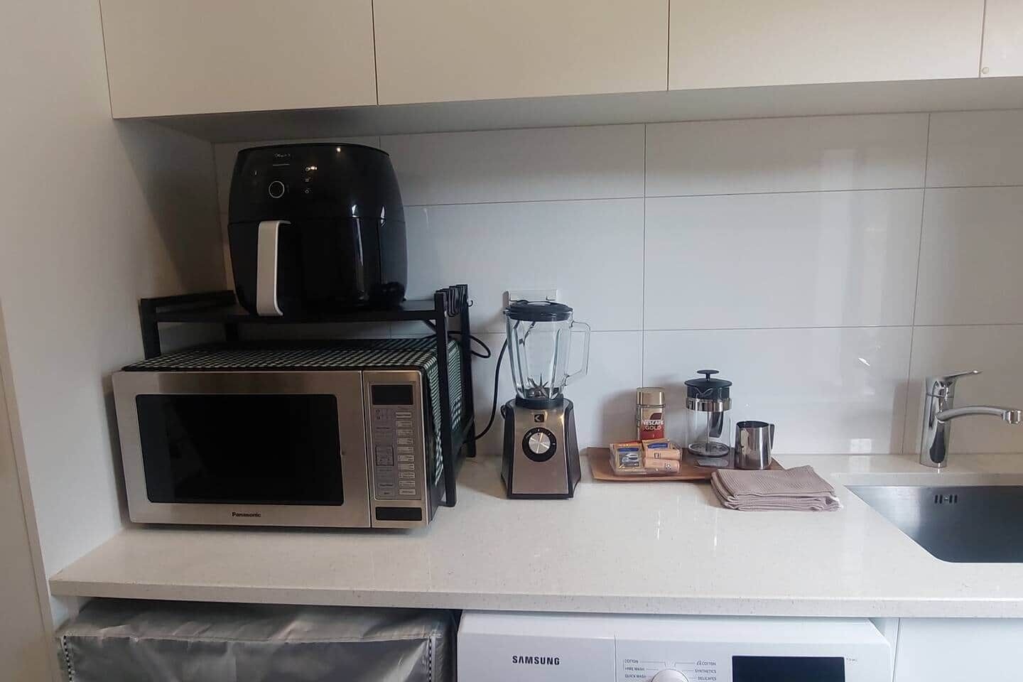 Refrigerador, microondas, cafetera y tetera y tetera eléctrica 