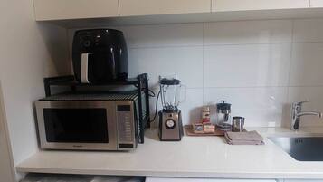 Refrigerador, microondas, cafetera y tetera y tetera eléctrica