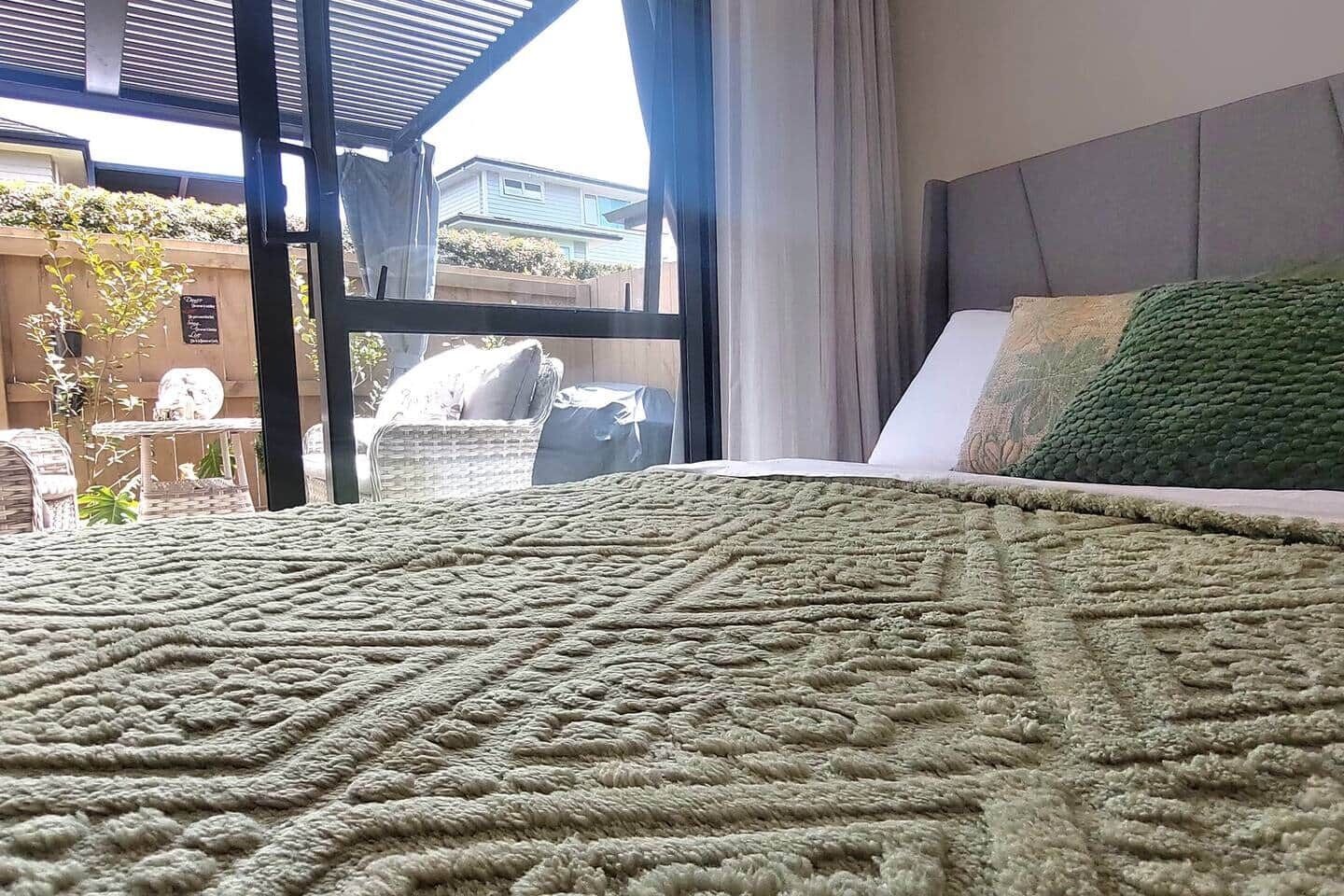 Un dormitorio con una cama grande, vistas al exterior y una ventana.