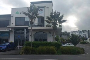 Un edificio moderno con un letrero que dice 'Millies' y un letrero que indica 'Grill'.