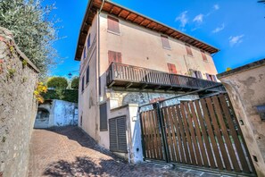 Standard Apartment, 1 Bedroom, Microwave, Mountainside (Le Fontane With View Lake) | Property grounds - Le Fontane With View Lake (Gardone Riviera)