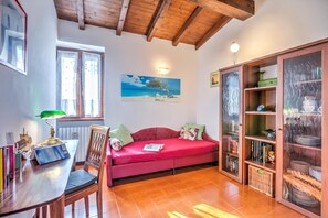 Standard Apartment, 1 Bedroom, Microwave, Mountainside (Le Fontane With View Lake) | Interior - Le Fontane With View Lake (Gardone Riviera)