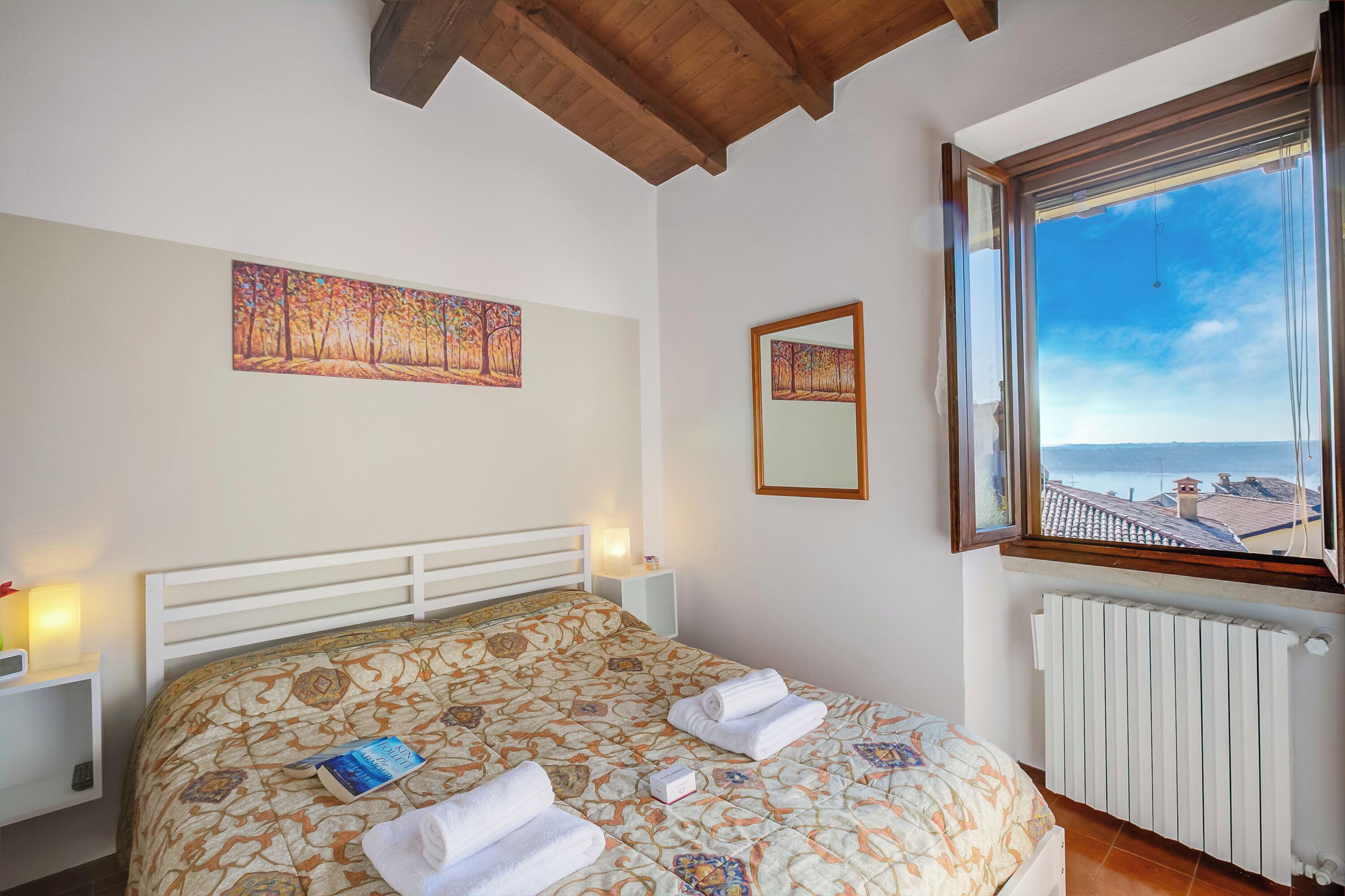 Standard-Apartment, Mehrere Schlafzimmer, Bergseite (Le Fontane With View Lake) | 1 Schlafzimmer, kostenloses WLAN, Bettwäsche