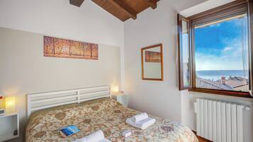 Standard-Apartment, Mehrere Schlafzimmer, Bergseite (Le Fontane With View Lake) | 1 Schlafzimmer, kostenloses WLAN, Bettwäsche