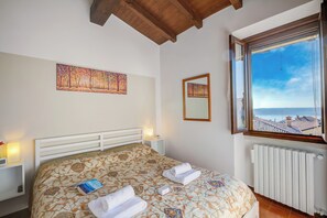 Standard-Apartment, Mehrere Schlafzimmer, Bergseite (Le Fontane With View Lake) | 1 Schlafzimmer, kostenloses WLAN, Bettwäsche