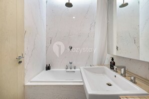 Bathroom - Osvara by Kozystay - Cilandak (Jakarta)