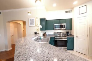 Private kitchen - Luxury Condo - Prime Location -Ideal Mid-term Rental (Rogers)