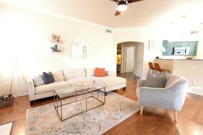 Living area - Luxury Condo - Prime Location -Ideal Mid-term Rental (Rogers)