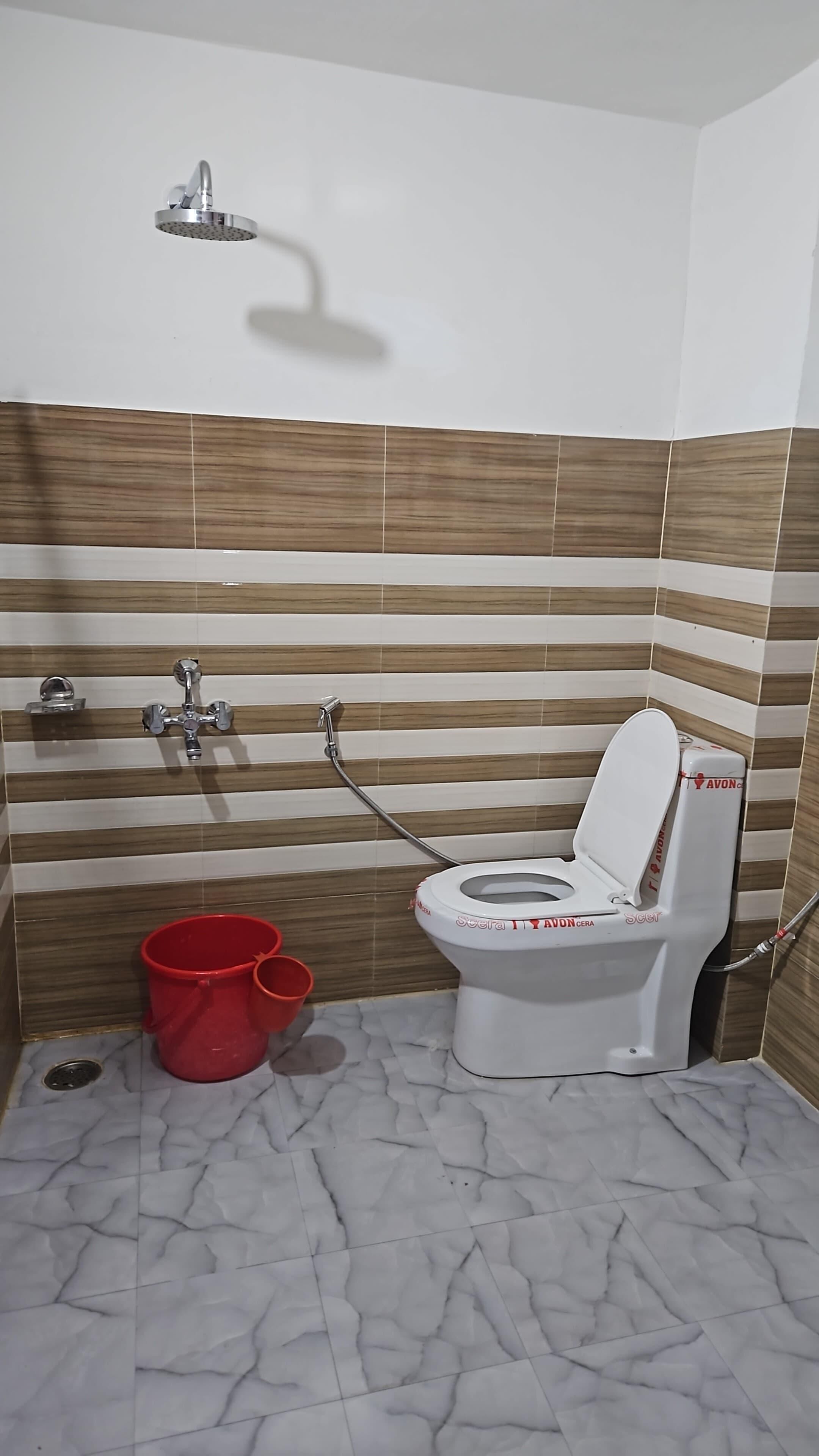 Chuveiro, chinelos, toalhas de banho, sabonete