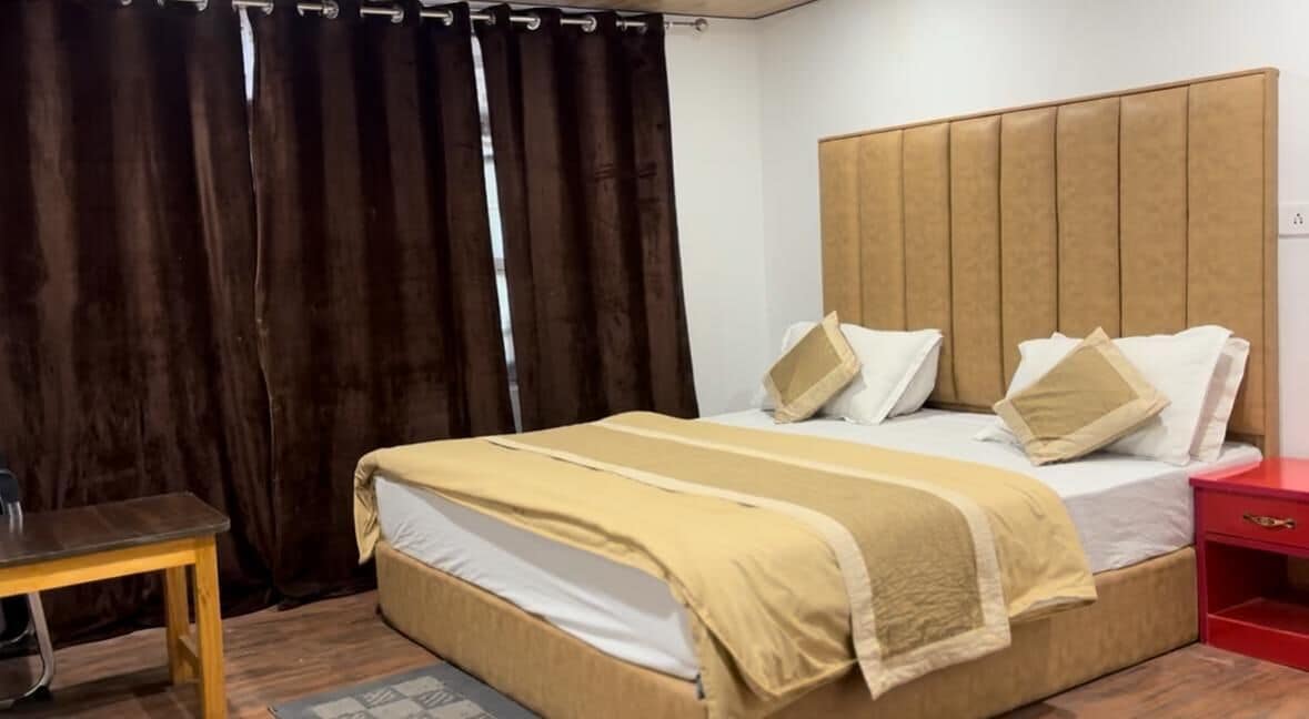 Escritorio, espacio para trabajar con laptop y wifi gratis 