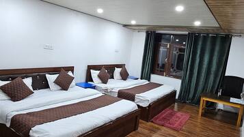 Escritorio, espacio para trabajar con laptop y wifi gratis