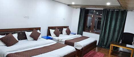 Escritorio, espacio para trabajar con laptop y wifi gratis