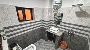 Ducha, pantuflas, toallas, jabón