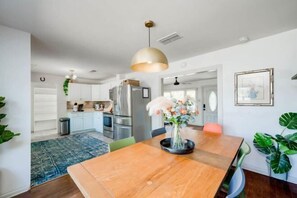 Room - 5/2 (two kings), fireplace, hot tub, firepit (Blanco)