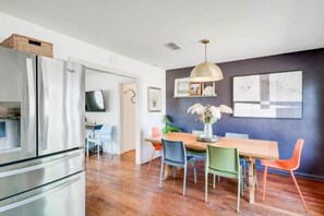 Room - 5/2 (two kings), fireplace, hot tub, firepit (Blanco)