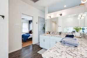 Room - 5/2 (two kings), fireplace, hot tub, firepit (Blanco)