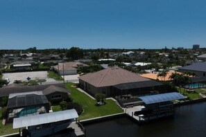 Uma área residencial com casas, piscina e um porto de iates.