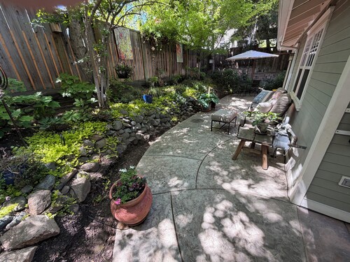 Peaceful 1-bedroom bungalow with AC in charming Ashland