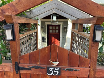 Peaceful 1-bedroom bungalow with AC in charming Ashland