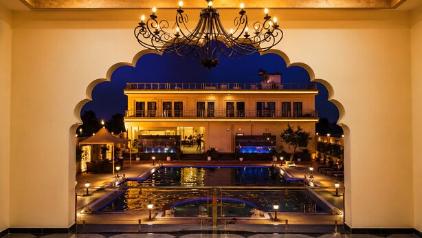 A multi-story hotel with a pool, a chandelier, and a balcony. - Hotel Ratan Mahal Palace (Ratangarh)